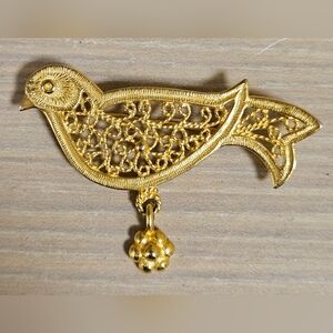 Vintage the metropolitan museum of art brooch Pin Gold Tone Filigree Bird